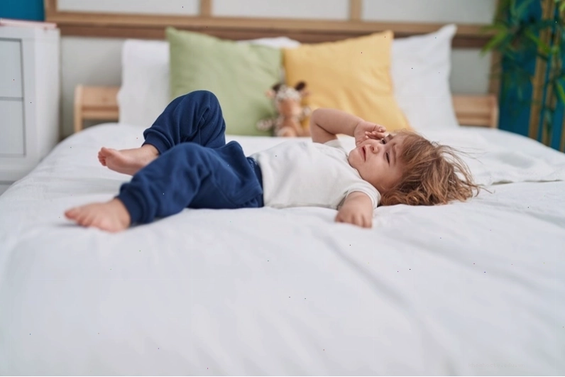 Nhiều nguyên nhân khiến trẻ 2 tuổi quấy khóc khi ngủ về đêm