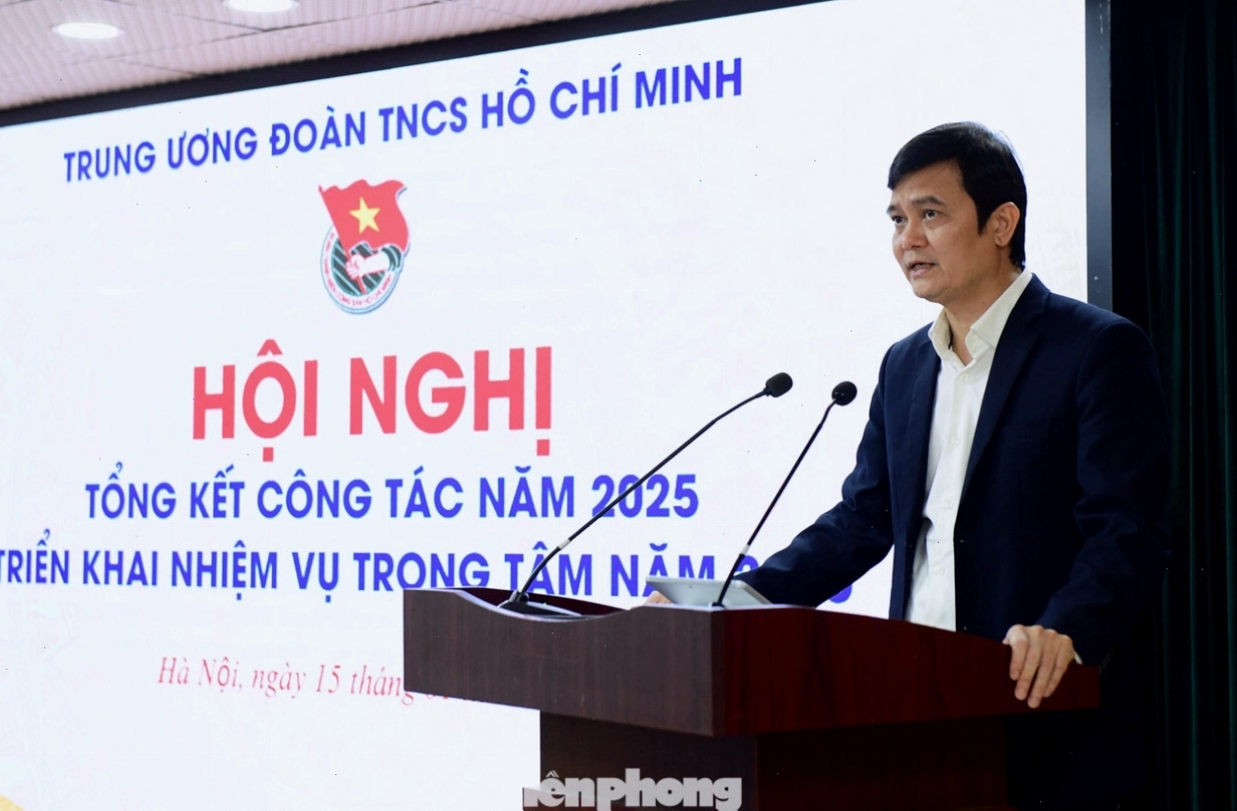 Nhóm bạn trẻ cùng nhau quan sát mưa sao băng dưới bầu trời đêm