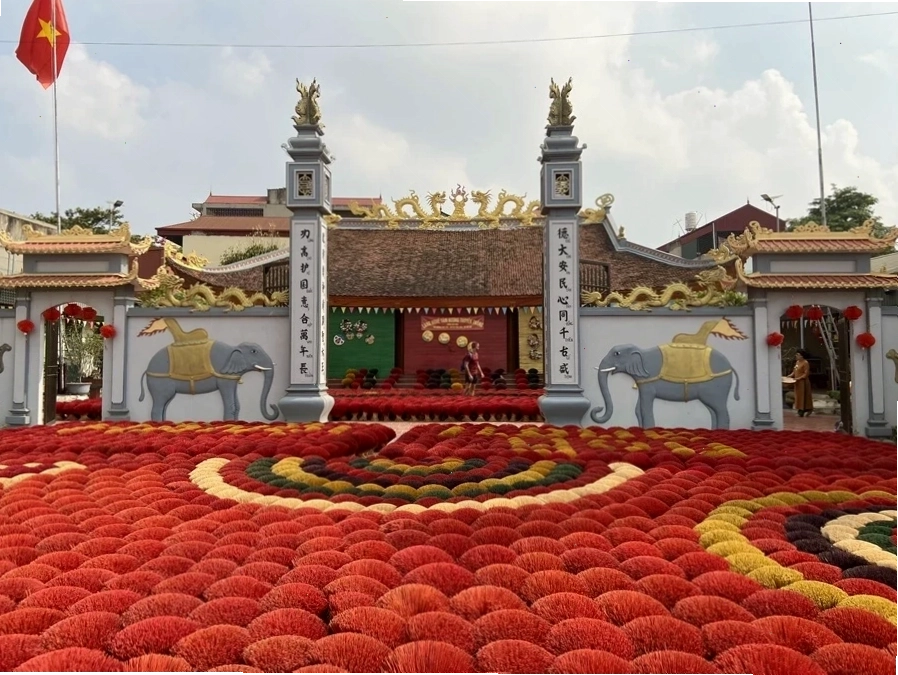 Những bó hương đỏ rực được phơi khô dưới ánh nắng tại làng hương Quảng Phú Cầu