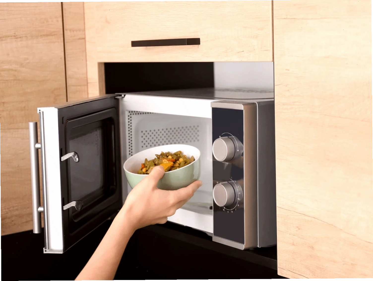 Những lưu ý quan trọng khi sử dụng lò vi sóng an toàn
