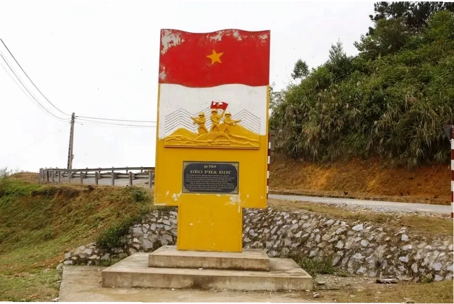 Những người dân tộc thiểu số trên đường lên Đèo Pha Đin