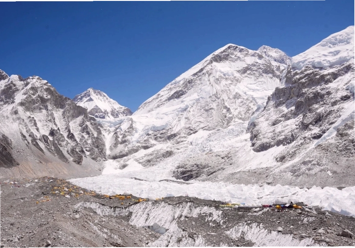 Những người leo núi đang trên đường chinh phục đỉnh Everest