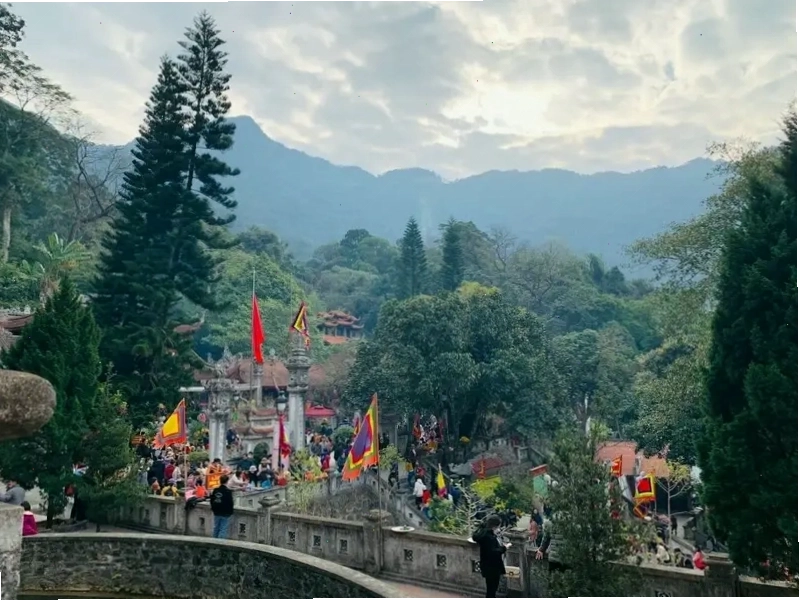 Nơi hành lễ tại Chùa Tây Thiên