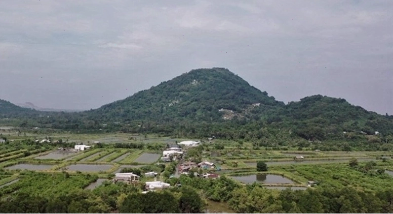 Núi Hòn Đất hùng vĩ nhìn từ xa