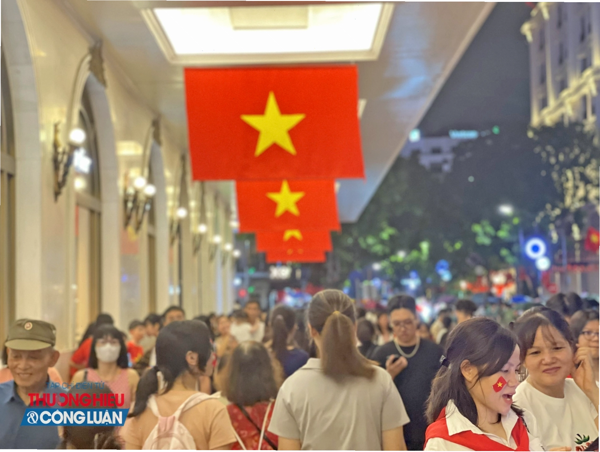 Phố Hàng Bài rực rỡ cờ đỏ