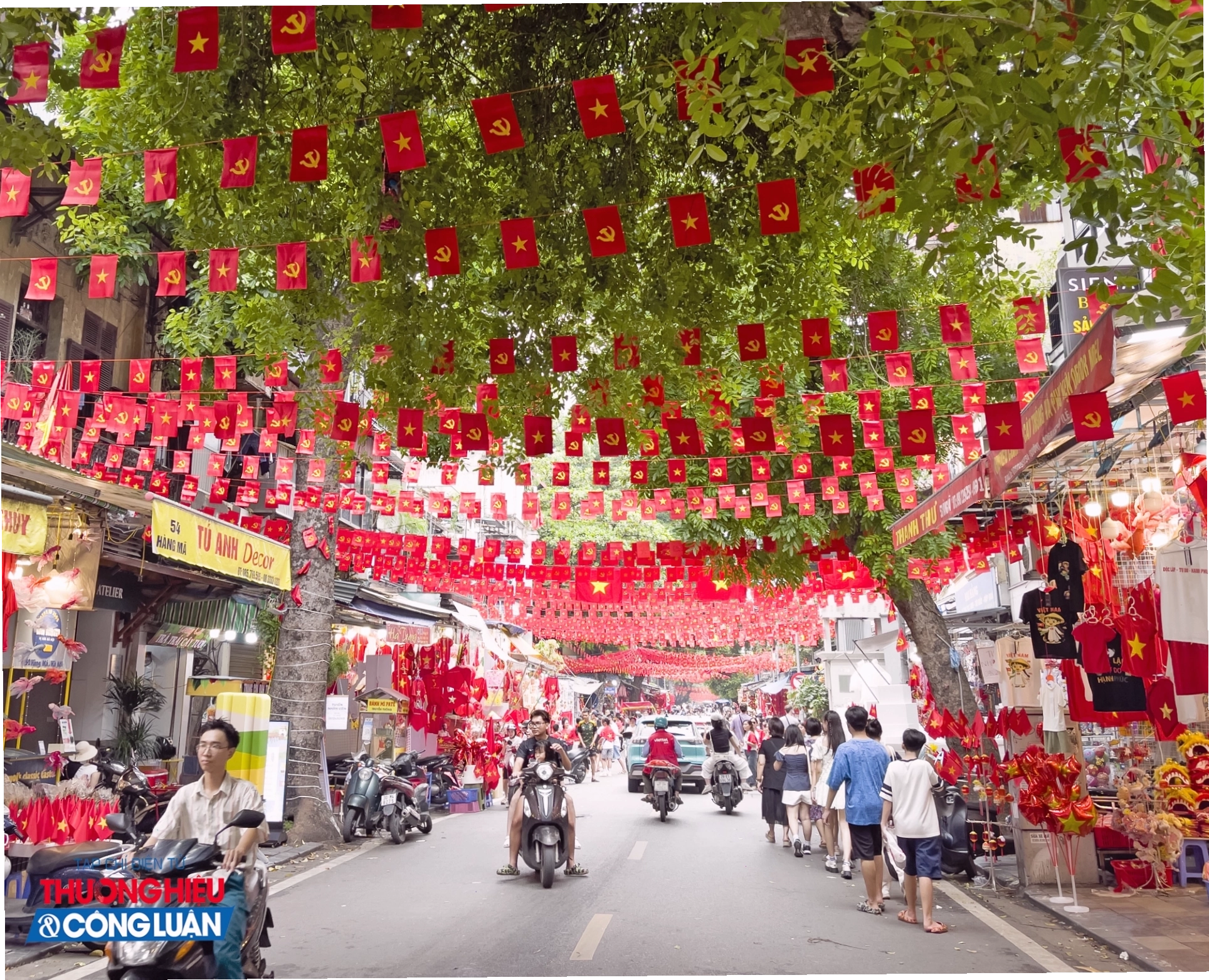 Phố Hàng Mã lung linh sắc cờ đỏ sao vàng dịp Quốc khánh