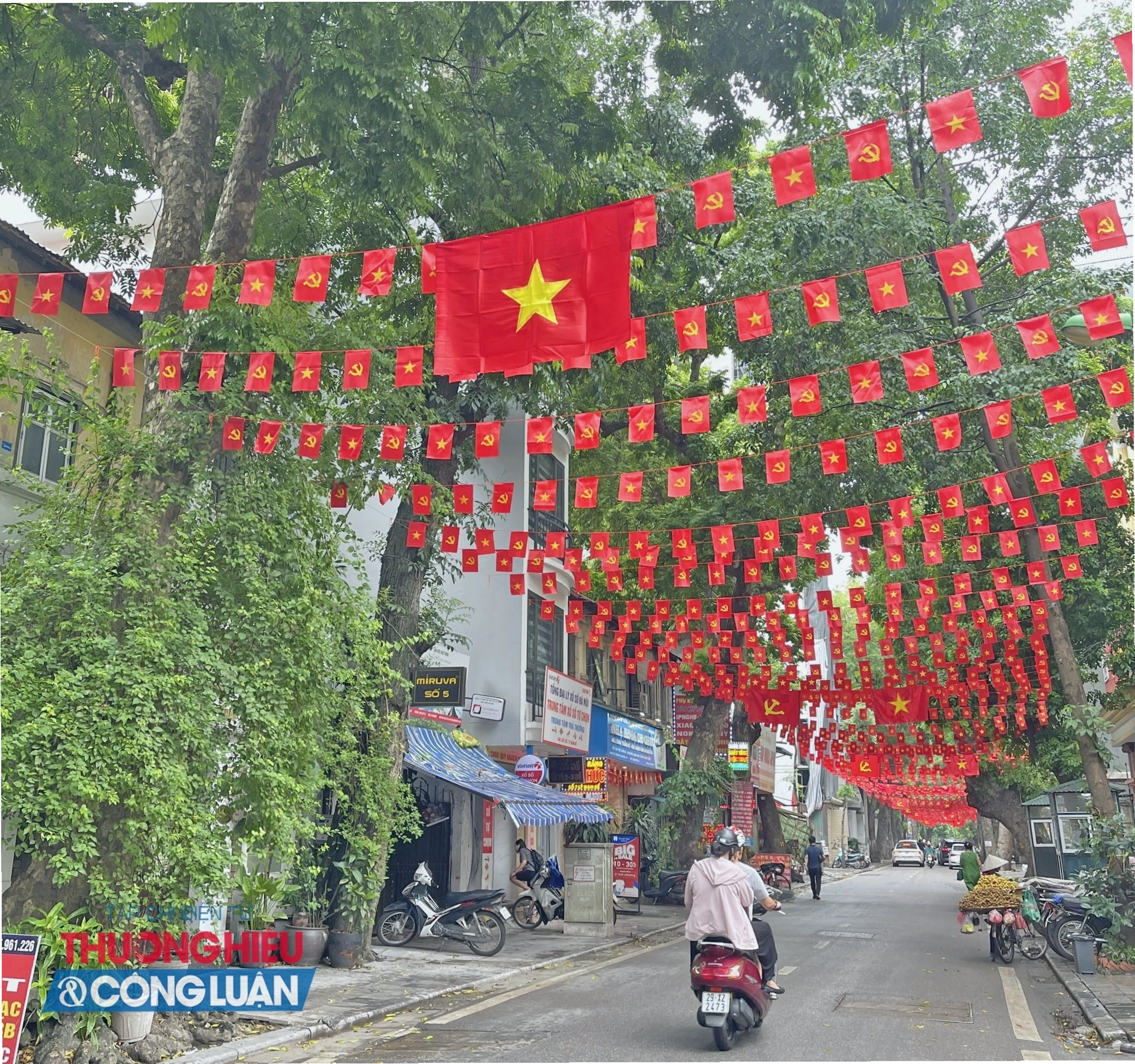 Phố Lý Nam Đế rực rỡ sắc cờ đỏ sao vàng