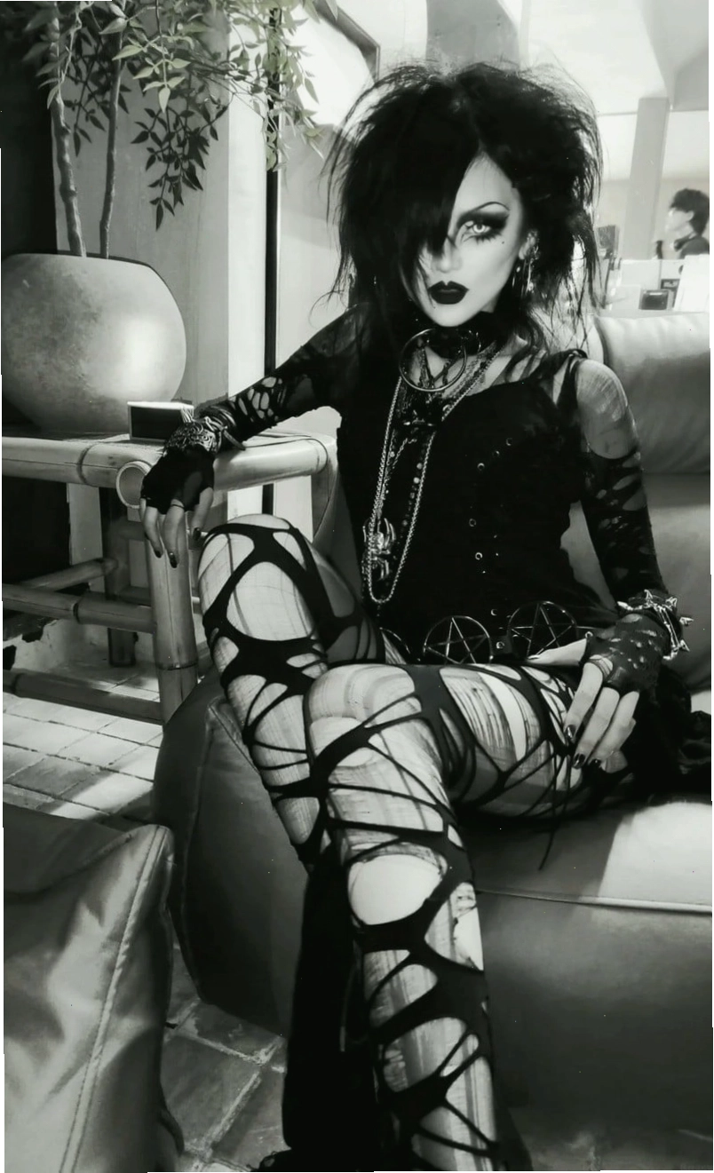 Phối đồ phong cách Gothic nữ với váy dài và áo khoác da