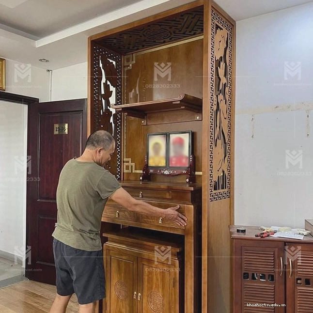 Phòng thờ chung cư sử dụng bàn thờ gỗ sồi đẹp