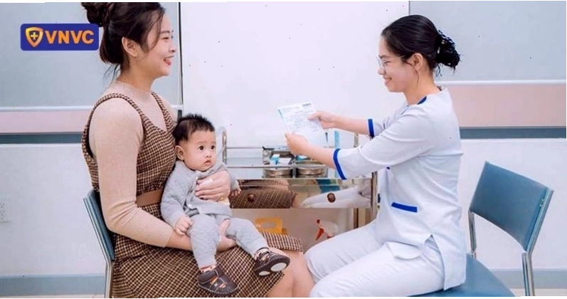 Phụ huynh đưa trẻ đi tiêm vắc xin tại VNVC