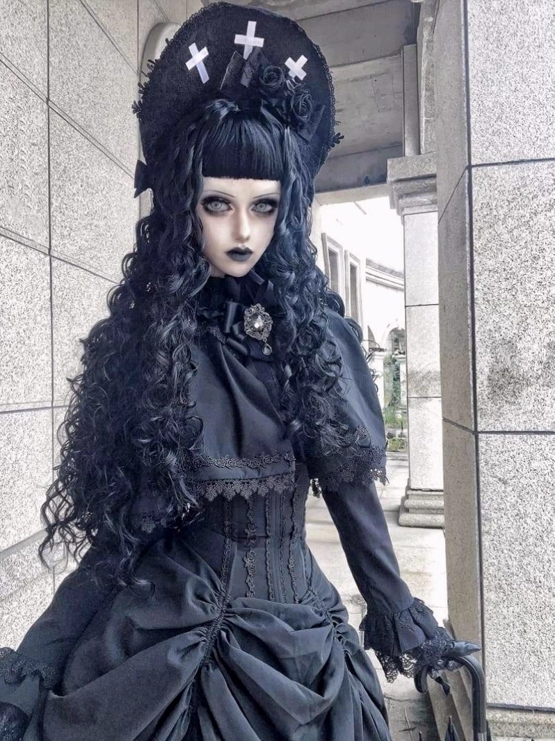 Phụ kiện cho phong cách Gothic nữ bao gồm vòng cổ, găng tay và boot cao cổ