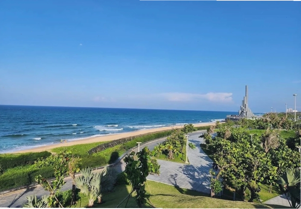 Quảng trường Tháp Nghinh Phong rộng lớn