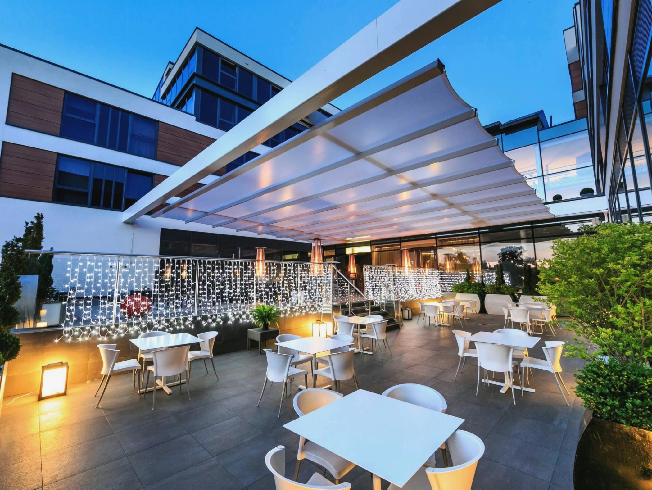 Quầy bar khách sạn lung linh với hệ thống đèn chiếu sáng độc đáo