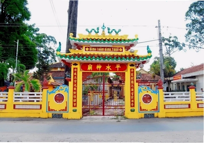 Sân đình rộng rãi với cây xanh bao quanh
