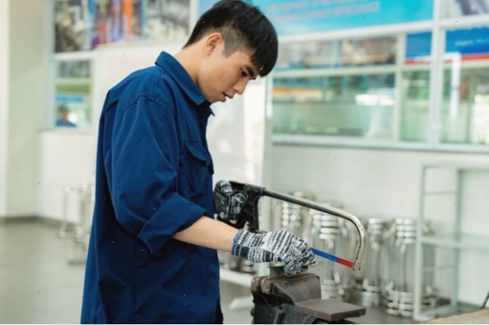 Sinh viên ngành kỹ thuật cơ khí HUTECH thực hành trong phòng thí nghiệm