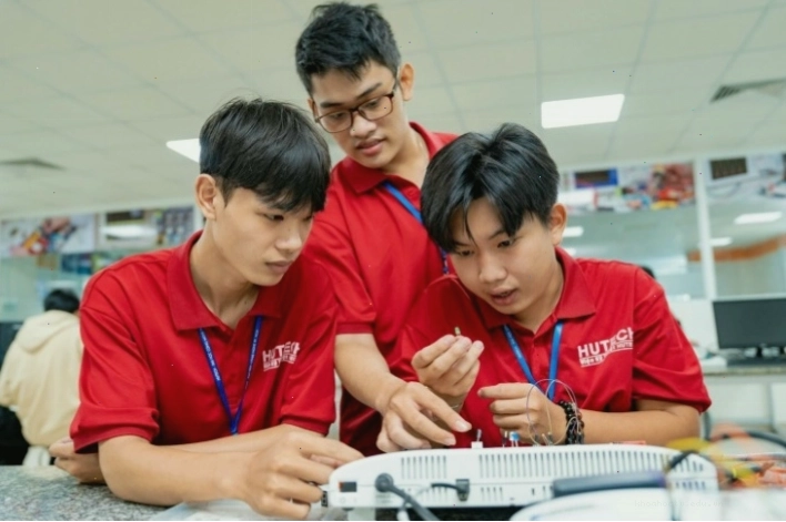 Sinh viên ngành kỹ thuật điện thực hành tại phòng thí nghiệm