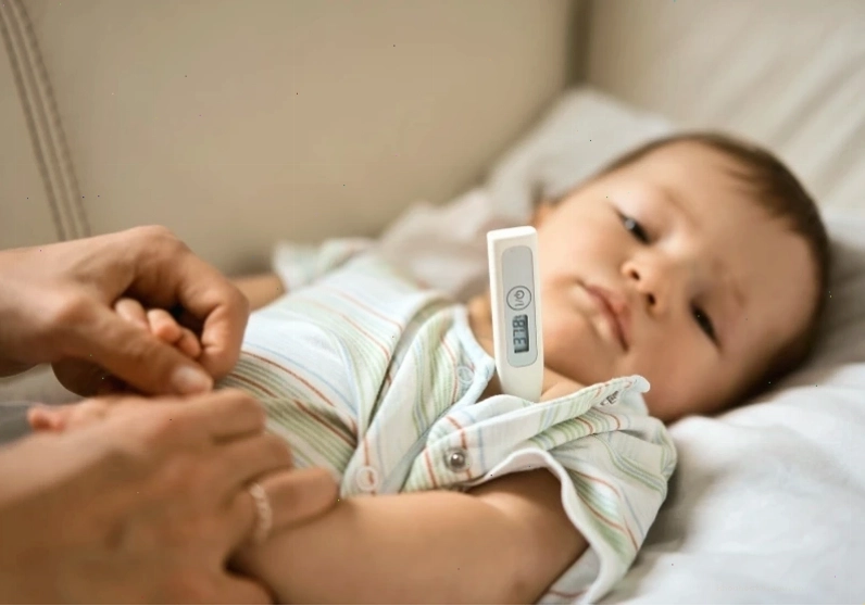 Sử dụng thuốc hạ sốt theo chỉ định khi trẻ bị sốt đầu nóng chân tay lạnh