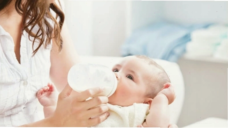 Sữa mẹ hoặc sữa công thức cung cấp năng lượng cần thiết cho bé