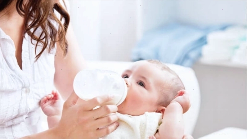 Sữa mẹ hoặc sữa công thức cung cấp năng lượng và dưỡng chất cho trẻ