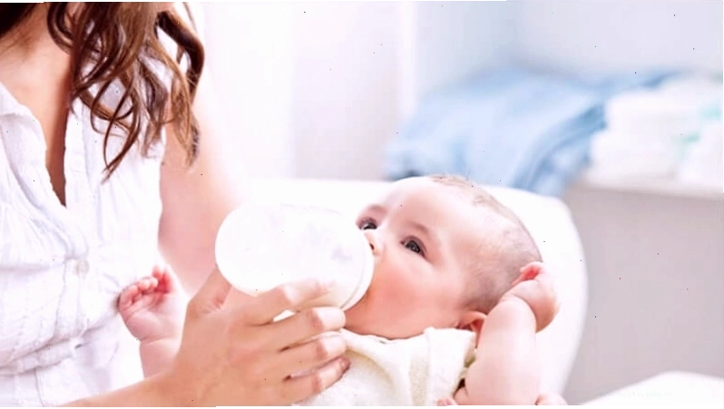 Sữa mẹ hoặc sữa công thức để vừa giúp bé giải khát, vừa cung cấp thêm calo cho bé