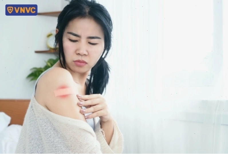 Tác dụng phụ sưng tại vùng tiêm vắc xin