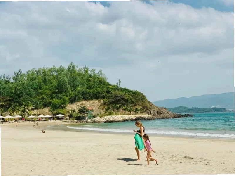 Tắm biển thư giãn tại bãi biển Nhũ Tiên trong làn nước trong xanh