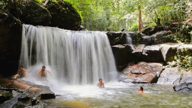 Tắm thác tại Suối Tranh Waterfall