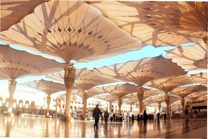 Thánh đường Hồi giáo Al-Nabawi ở Medina với mái vòm xanh đặc trưng