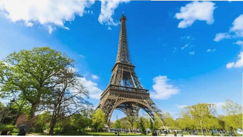 Tháp Eiffel của Pháp sừng sững giữa bầu trời Paris