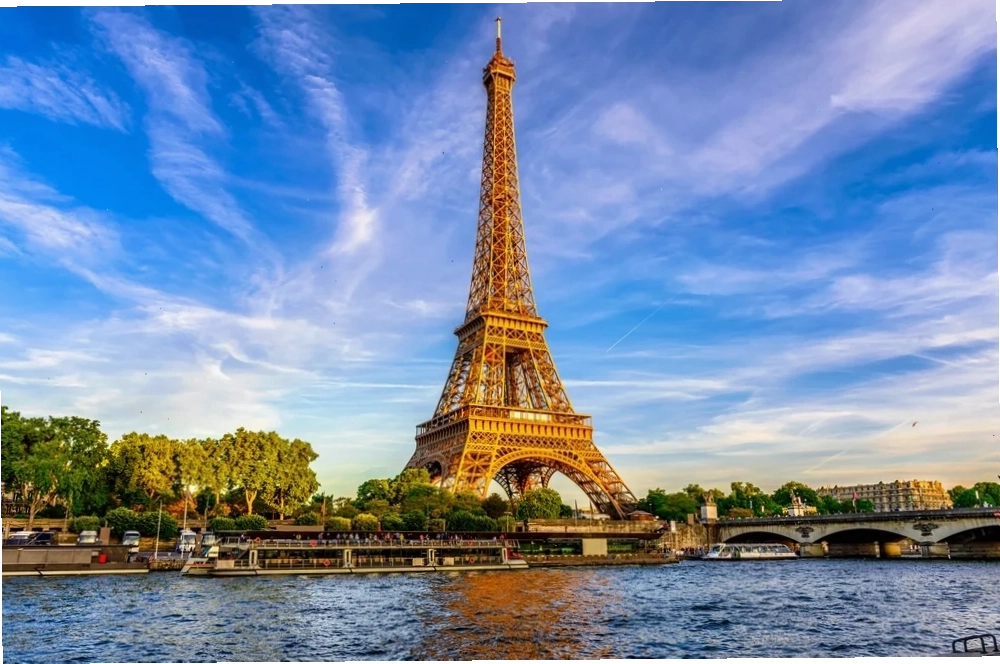 Tháp Eiffel về đêm lung linh ánh đèn