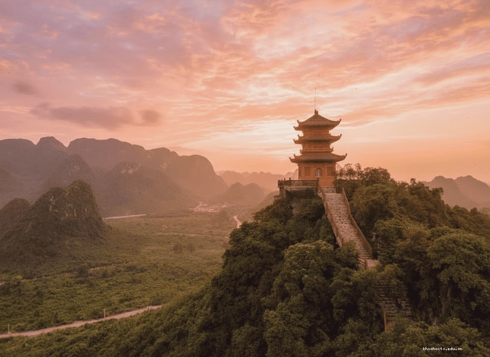 Tháp Ngọc trên đỉnh Thất Tinh