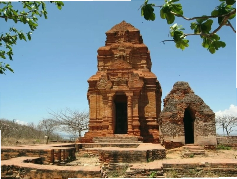 Tháp Po Sah Inư nằm trên đồi cao, bao quát cảnh quan xung quanh