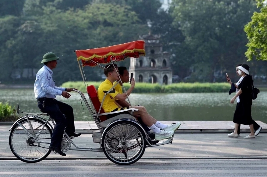 Tháp Rùa uy nghiêm giữa Hồ Gươm