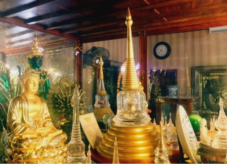 Tháp xá lợi bằng chất liệu đa dạng