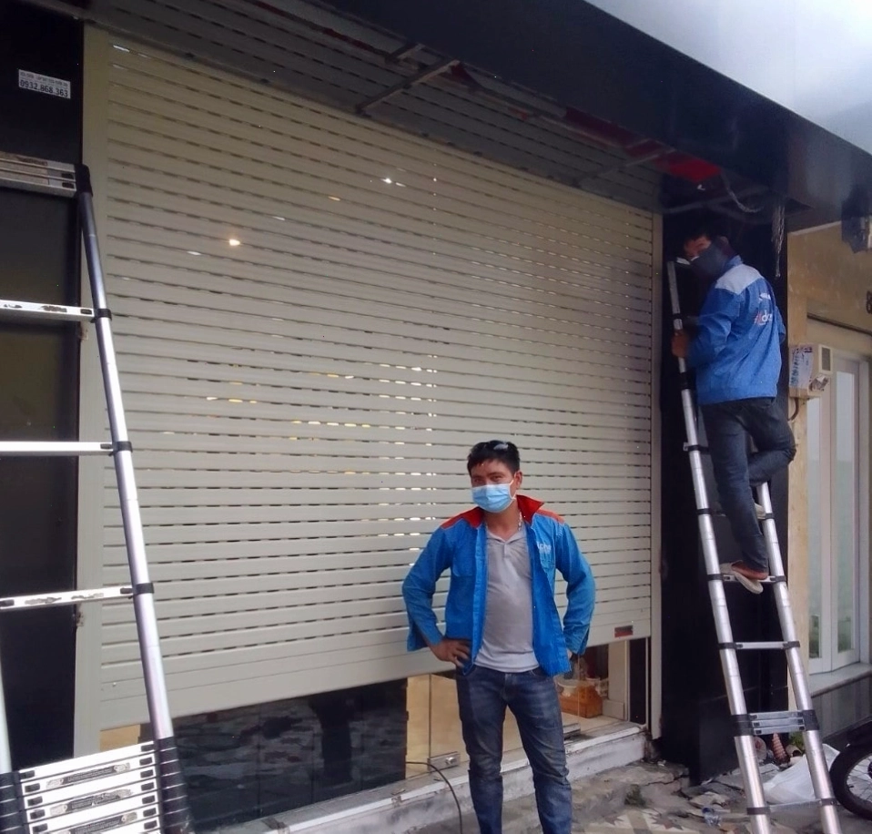 Thợ sửa cửa cuốn chuyên nghiệp tại quận Tân Bình