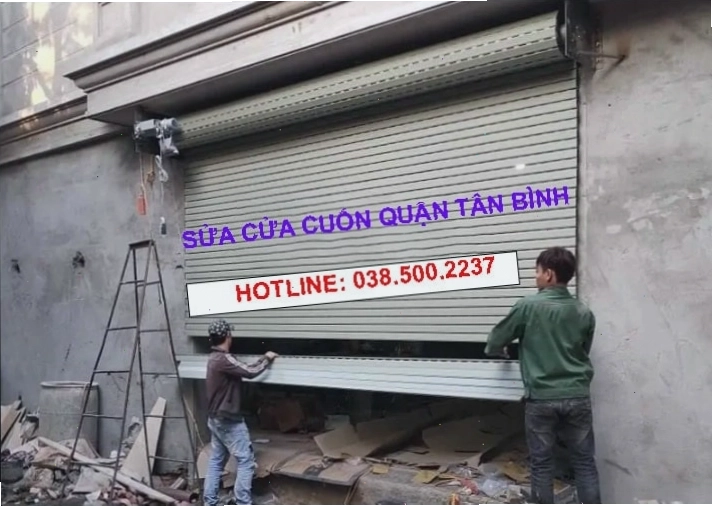 Thợ sửa cửa cuốn đang kiểm tra motor cửa cuốn tại quận Tân Bình