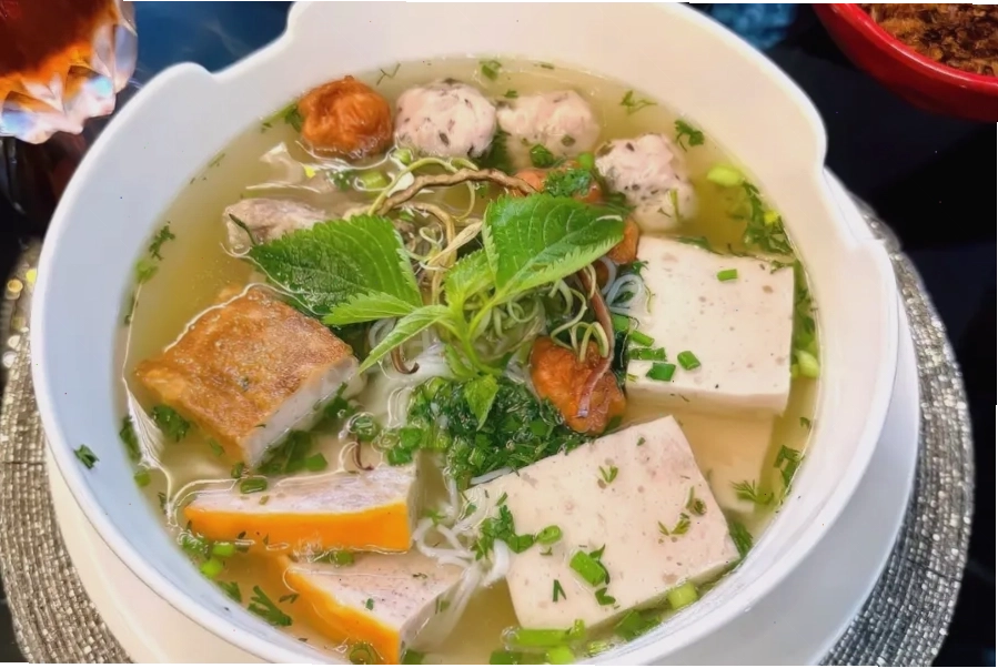 Thưởng thức bát bún mọc thơm ngon