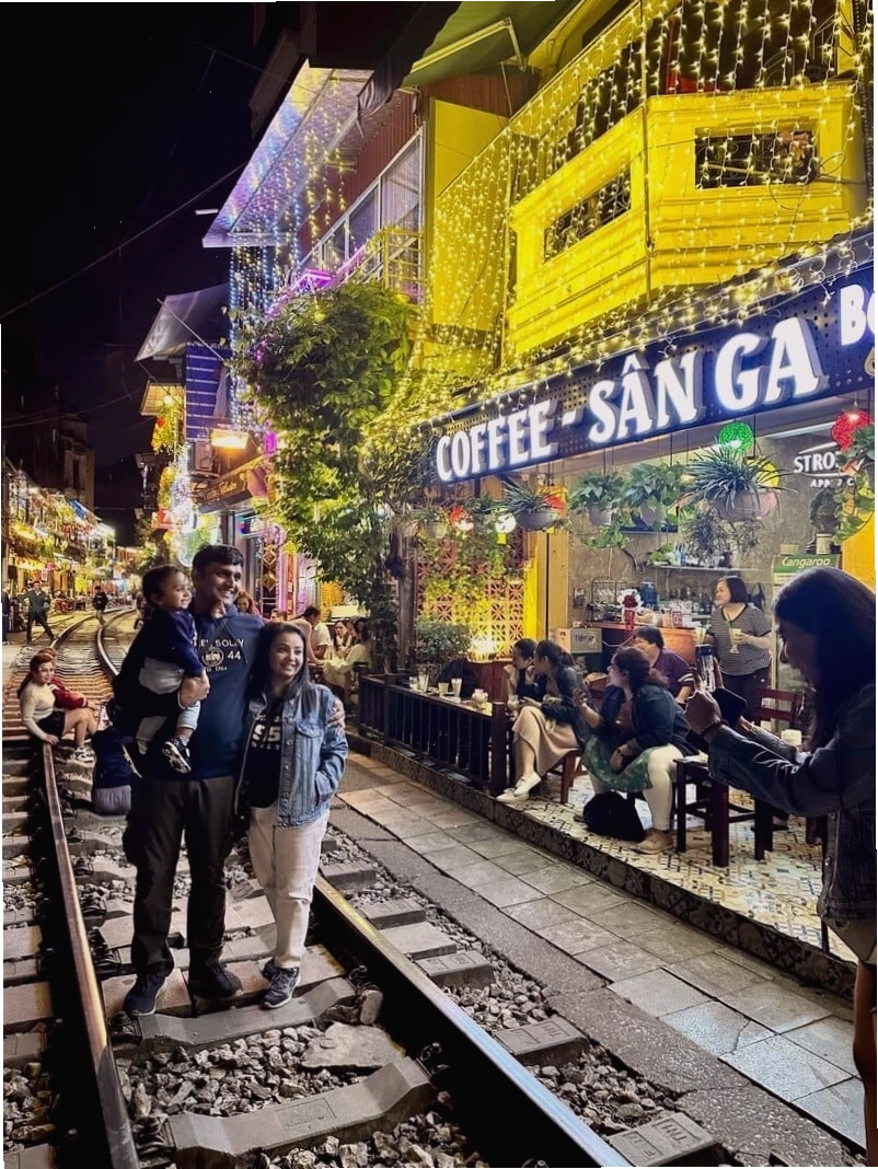 Thưởng thức đồ uống tại quán cà phê đường tàu