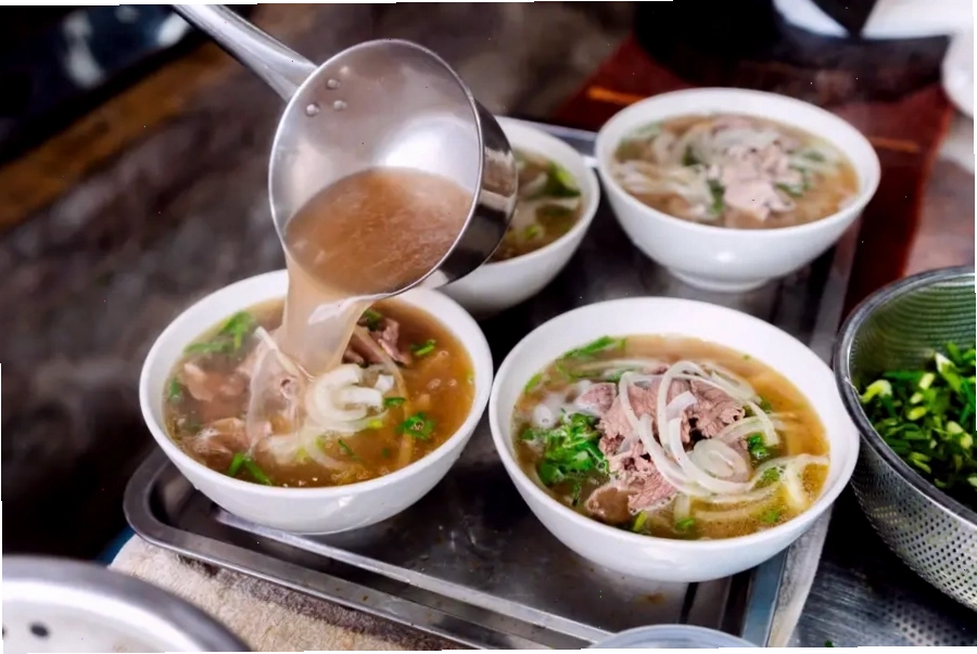 Thưởng thức một bát phở Hà Nội nóng hổi trên phố Phan Đình Phùng