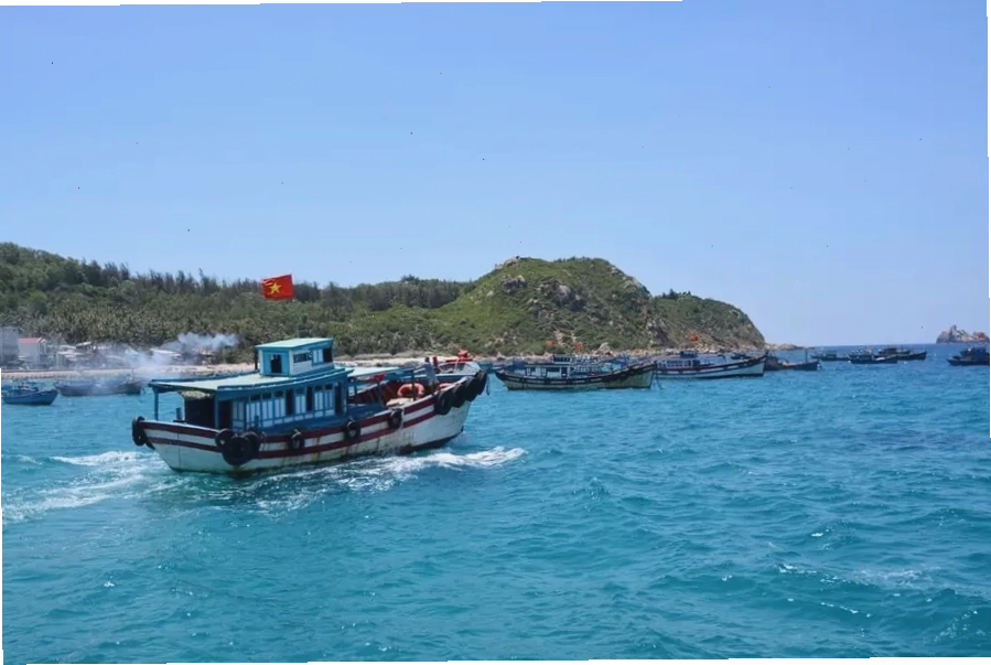 Thuyền câu mực của ngư dân vào buổi tối trên biển
