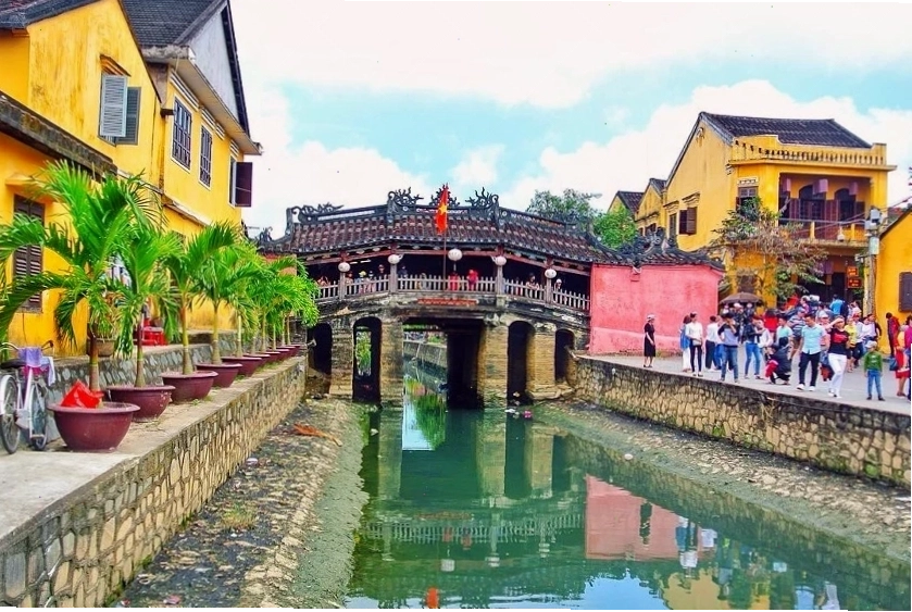 Toàn cảnh Chùa Cầu Hội An nhìn từ xa, bao quát không gian sông nước