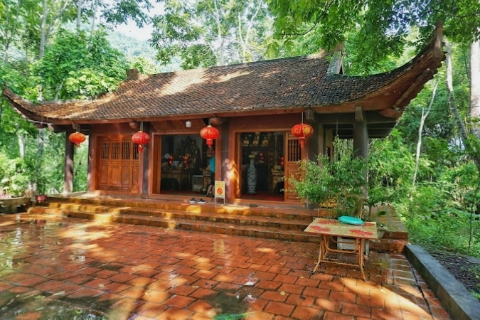 Toàn cảnh Đền An Mã giữa Hồ Ba Bể