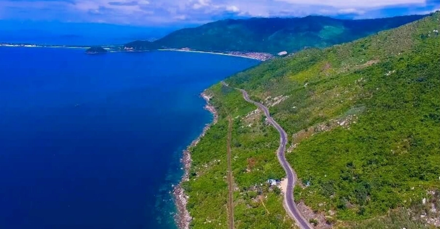 Toàn cảnh Đèo Cả nhìn từ trên cao, bao quát núi non hùng vĩ và biển xanh bao la