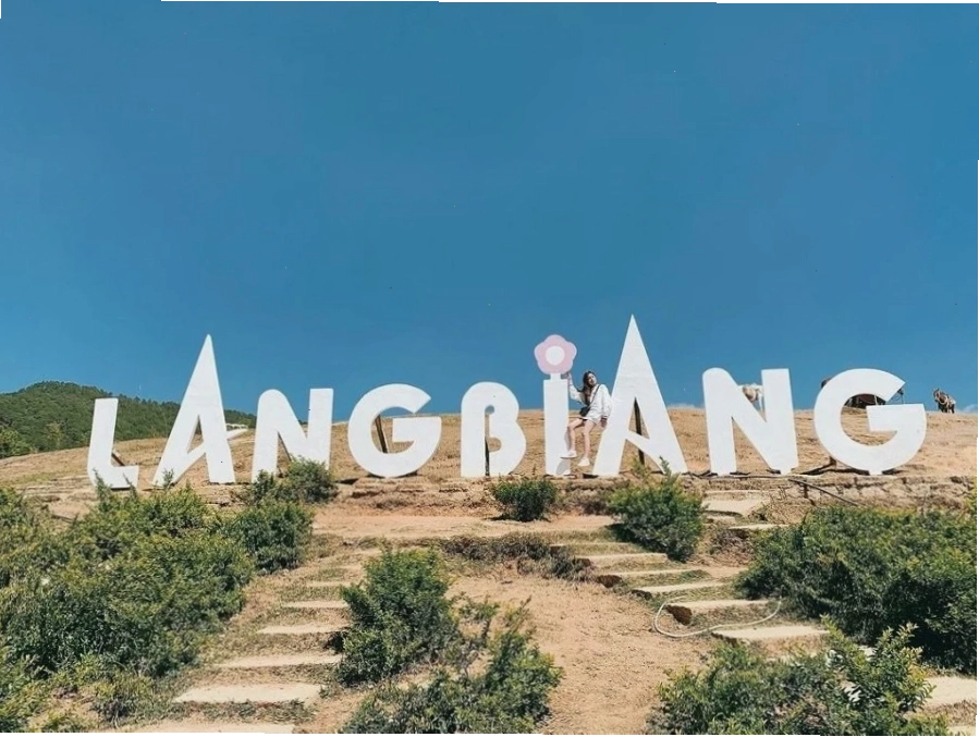 Toàn cảnh núi Langbiang hùng vĩ nhìn từ xa