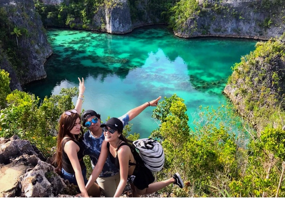 Toàn cảnh quần đảo Raja Ampat nhìn từ đỉnh núi Wayag