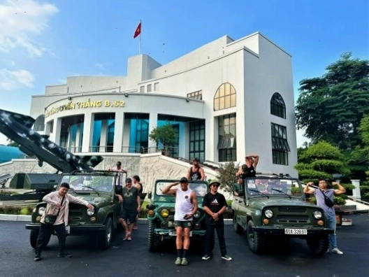 Tour xe Jeep khám phá vùng nông thôn Hà Nội đi qua những cánh đồng lúa xanh mướt