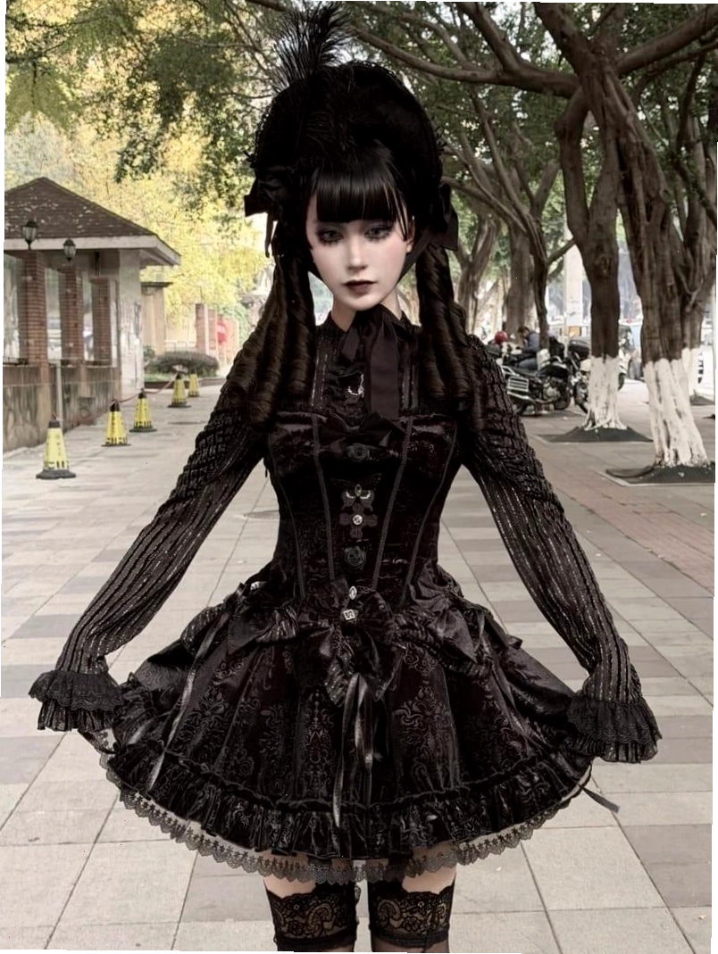 Trang điểm mắt khói và son môi đen là đặc trưng của phong cách Gothic