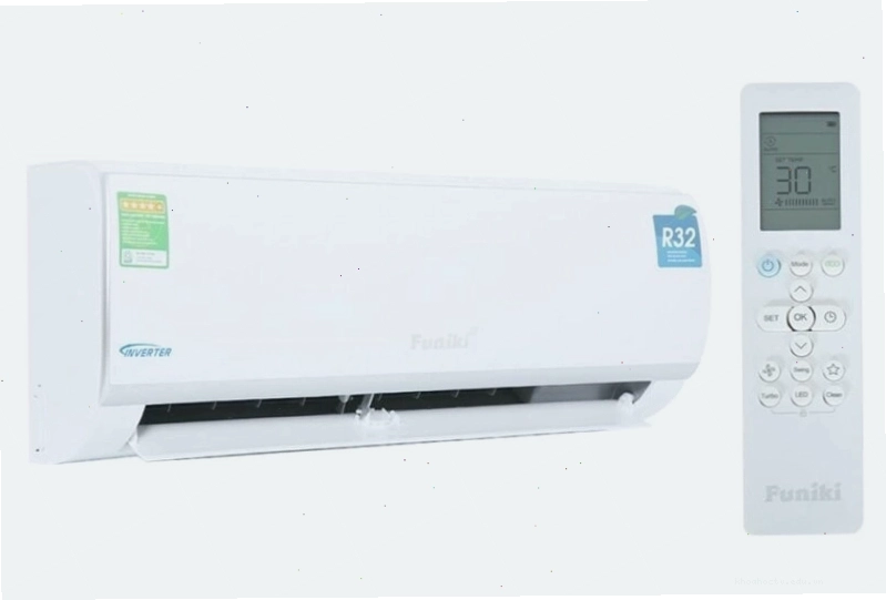 Trăng máu trên nền trời đêm