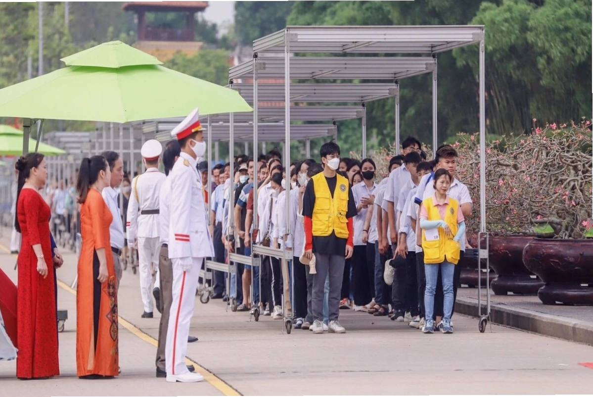 Trang phục lịch sự khi viếng Lăng Bác