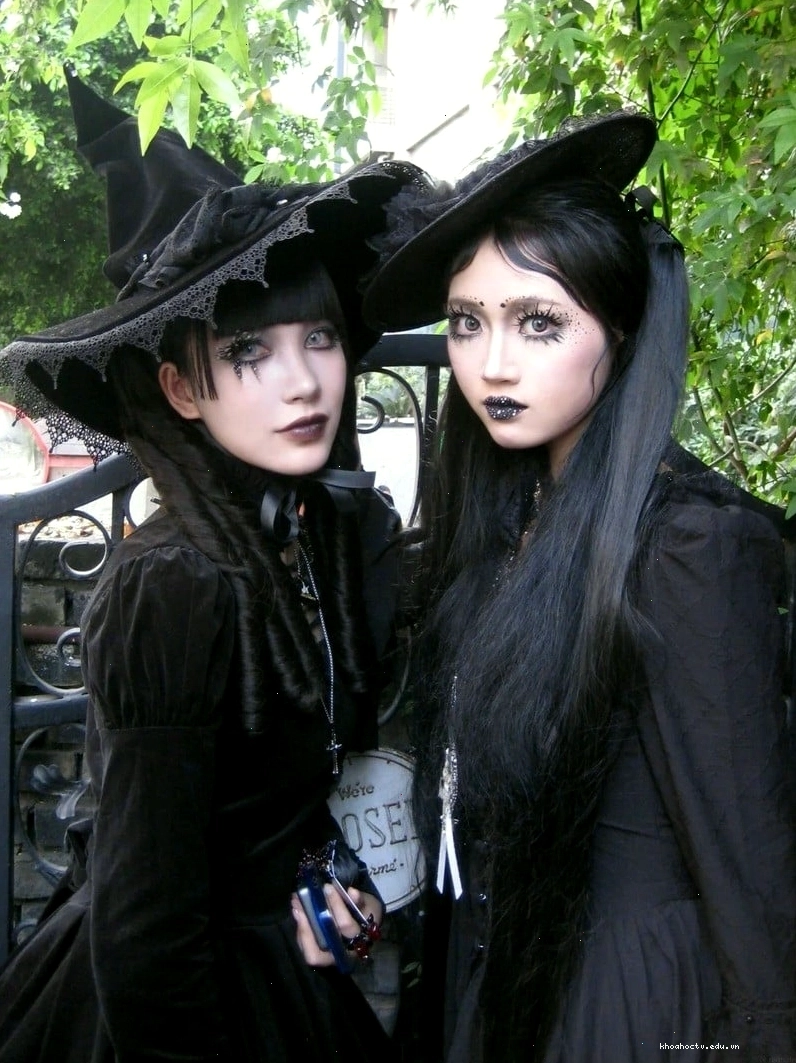 Trang phục phong cách Gothic nam với áo sơ mi ren và quần da